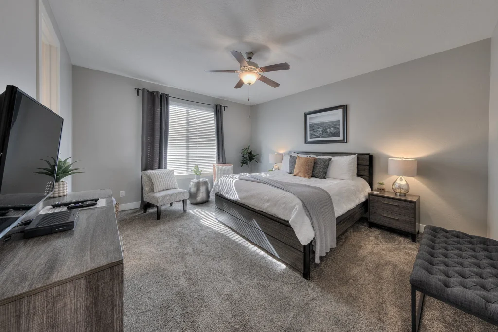 King-size master suite with luxury linens, seating area, and smart TV in Entrada 611.