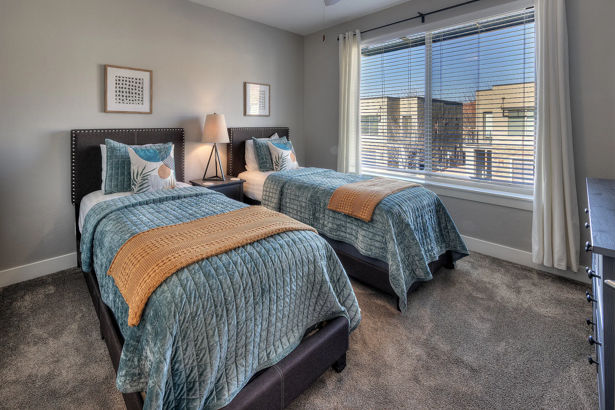 Twin bedroom with luxury bedding and large window in Entrada 611.