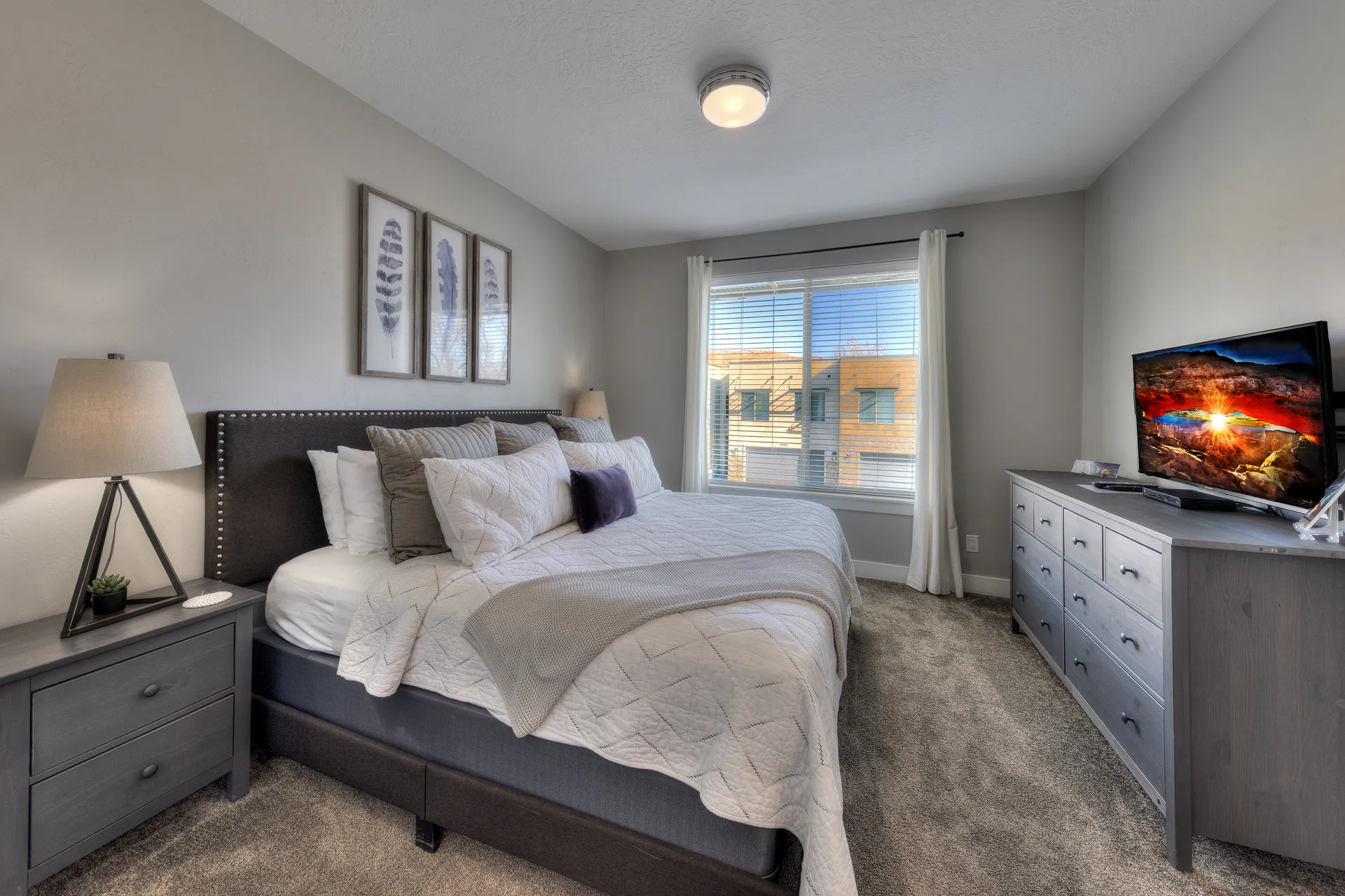 Second king bedroom in Entrada Moab 417 featuring designer bedding, a smart TV, and canyon-inspired art.