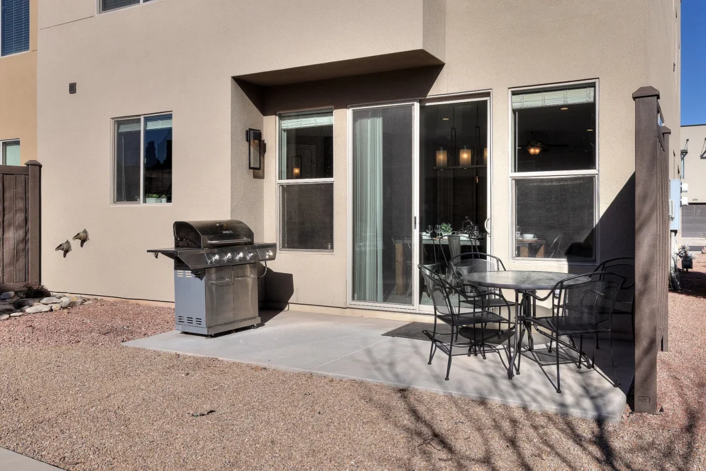 Outdoor patio with a BBQ grill and dining table in Entrada 611.